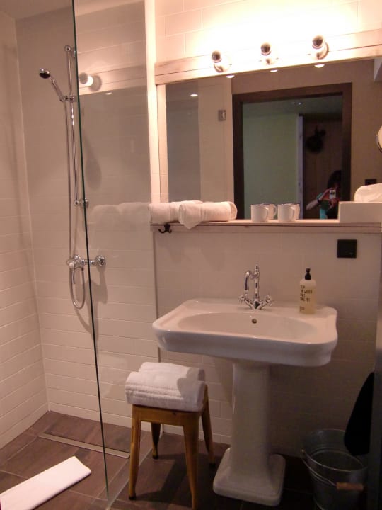 Dusche Zi. 230 25hours Hotel Wien beim MuseumsQuartier