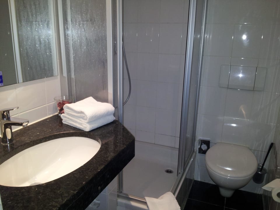 Blitzsauberes, sehr kleines Bad  Fußbodenheizung CityClass Hotel am Heumarkt