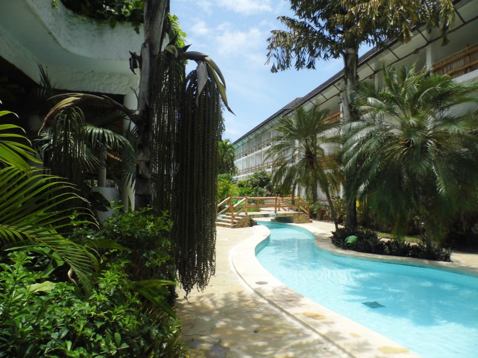 Die Anlage des Ruhepools zieht sich an der Gesamte Hotel Traveller's Club