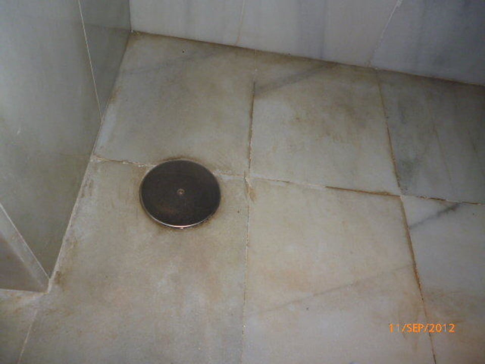 Dreck im Badezimmer R2 Rio Calma Hotel & Spa & Conference