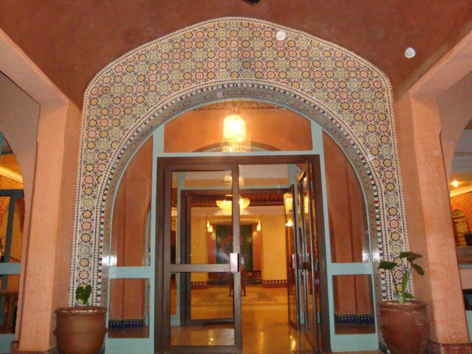 Im Eingangsbereich Hotel Le Tazarkount