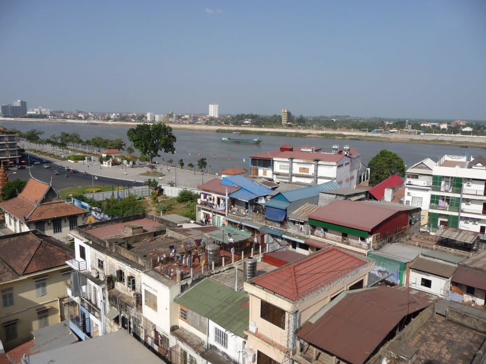 Blick vom Dach auf Stadt und Fluss Hotel Frangipani Royal Palace