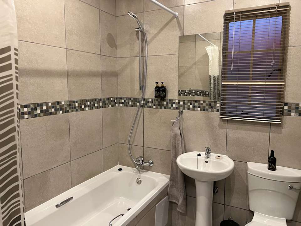 Zimmer Rhino House with 3 bedrooms next to Pilanesberg and Sun City