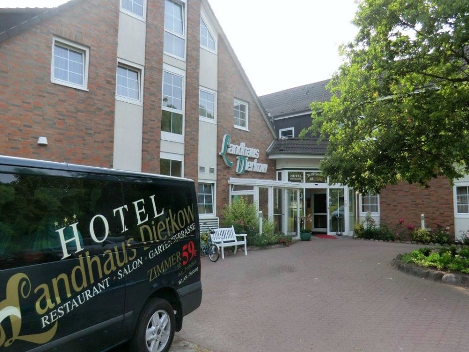 Gepflegter Außenbereich Hotel Landhaus Dierkow
