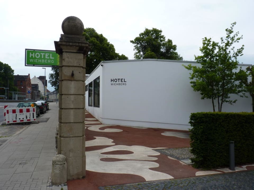 Vor der Straße her gesehen. Hotel Wiehberg