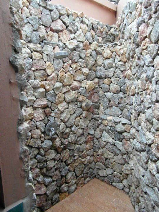 Begehbare Dusche aus Natursteine The Fair House Beach Resort