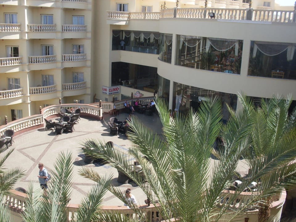 Вид на террасу и ресторан с балкона номера Riviera Aqua Park Resort