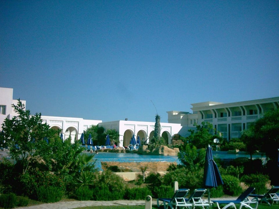 Pool aus sicht der Liegewiese Hotel Medina Belisaire & Thalasso