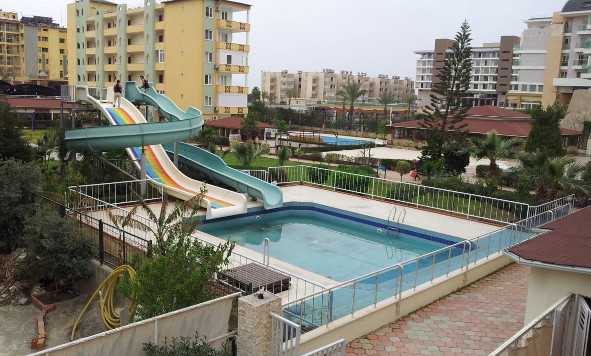 Blick auf den Pool vom Titan Garden Solivia Hotel