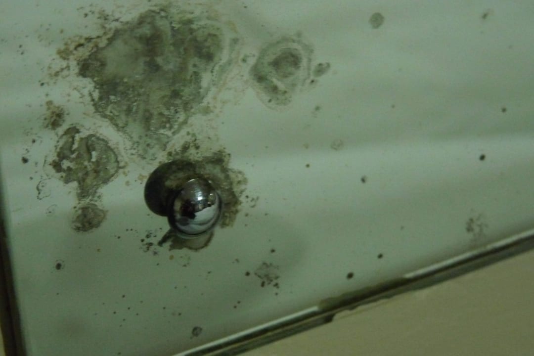 Spiegel über dem Bettkopfteil Calvinia Hotel