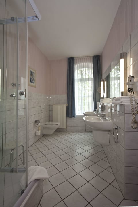 Badezimmer mit Fenster Villa Knobelsdorff