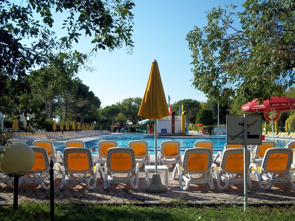 Pool von außerhalb Camping Village Garden Paradiso