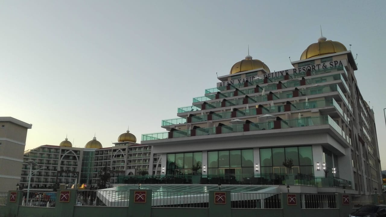 Widok od strony głównej ulicy Alan Xafira Deluxe Resort & Spa