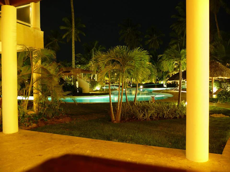 Garten & Pool bei Nacht Secrets Royal Beach Punta Cana - Adults only