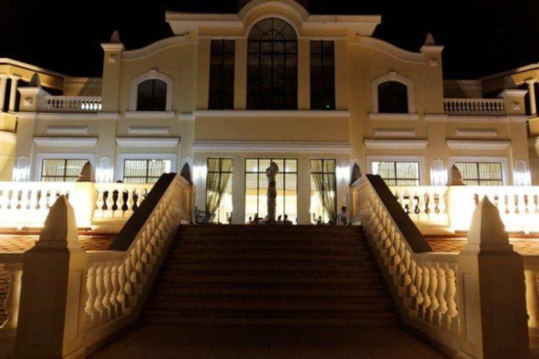 Lobby Bereich mit Außenterrasse nachts Iberostar Origin Laguna Azul