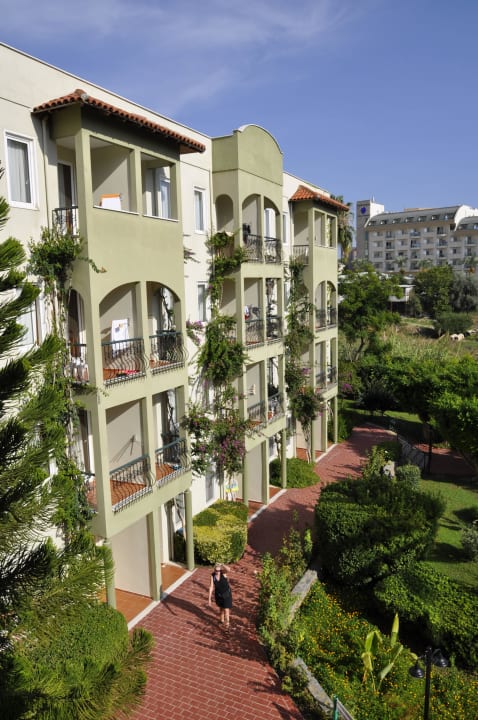 Eine der Gebäude Hotel Gardenia Beach