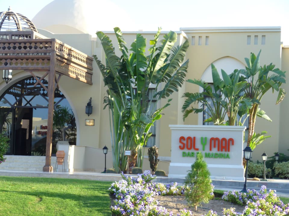 Eingang zum Hotel Jaz Dar EL Madina