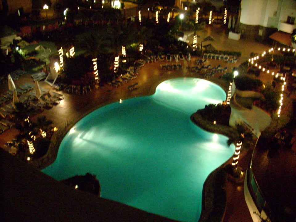 Pool nachts db San Antonio Hotel + Spa
