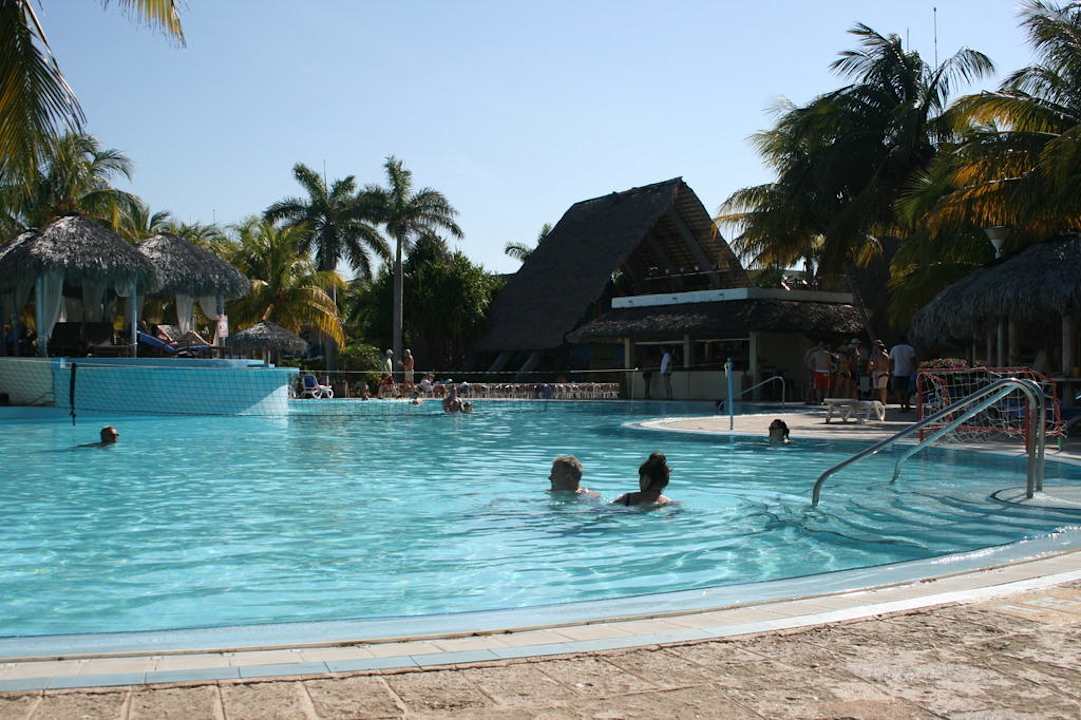 Poolblick in Richtung Poolbar und Showbühne Melia Las Antillas - Adults only