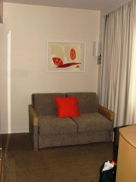 Kanapa w drugiej części pokoju Hotel Novotel Paris Tour Eiffel