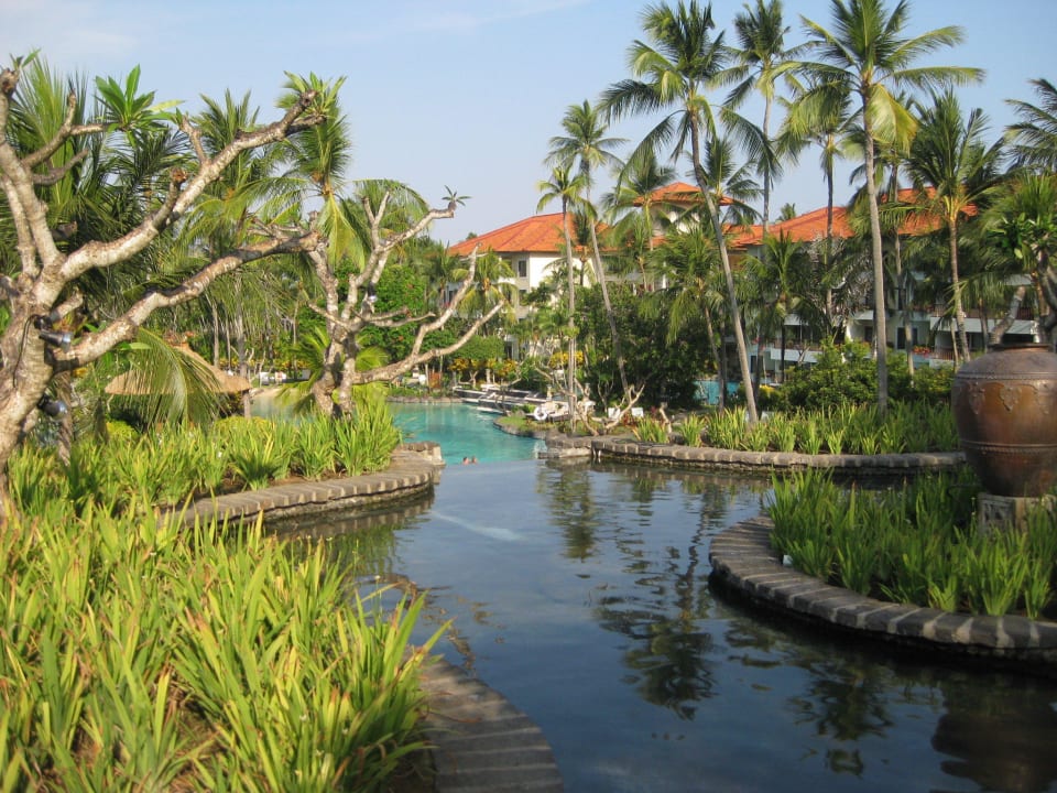 Teich in der Gartenanlage The Laguna A Luxury Collection Resort & Spa