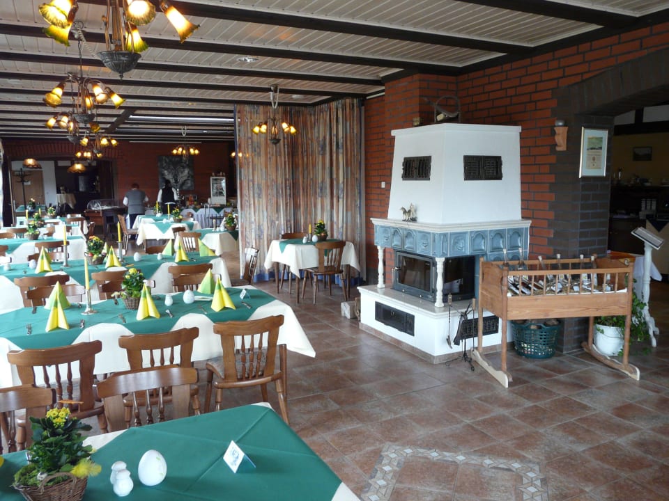 Speisesaal mit Kamin Wolfshotel am Arendsee