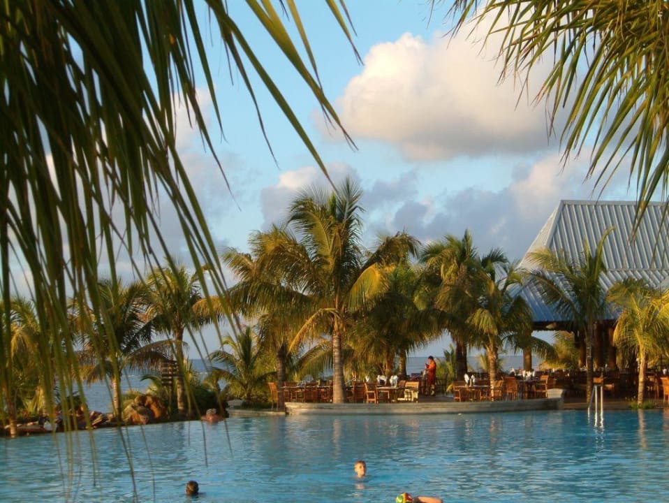 Pool und Terrasse des Buffetrestaurants Victoria Beachcomber Resort & Spa