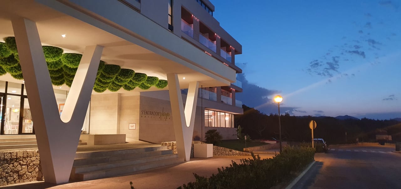 Außenansicht Hotel & Spa S'Entrador Playa
