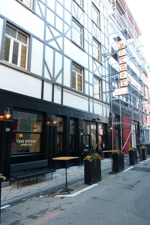 Blick von der Strasse aufs Hotel Hotel Le Berger