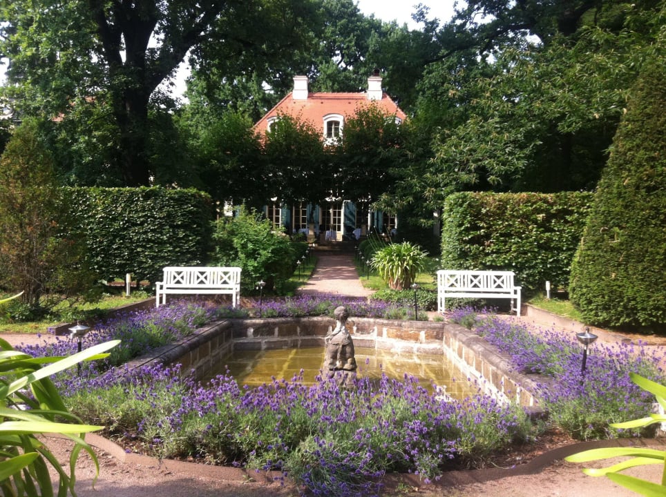 Blick vom Park zum Restaurant Hotel Villa Sorgenfrei & Restaurant Atelier Sanssouci