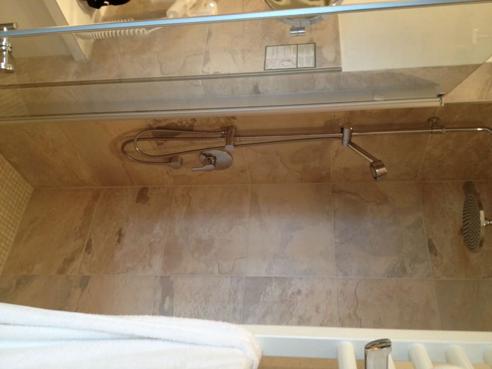 Badezimmer mit Dusche und Wanne Landhotel Gockelwirt