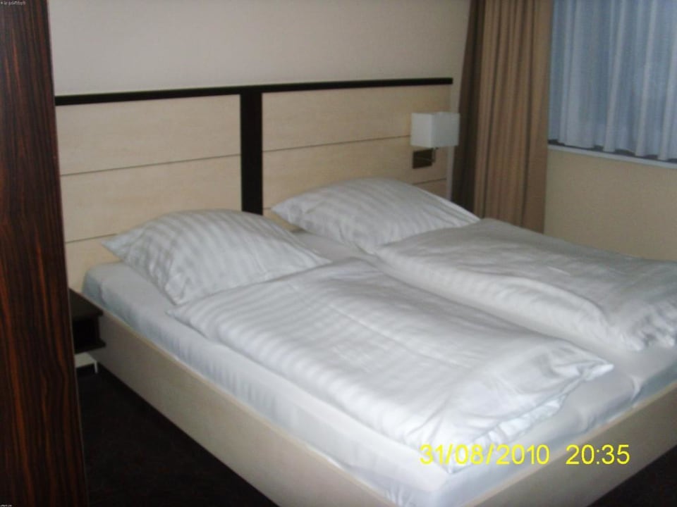 Blick aufs bequeme Doppelbett Landgasthof Struckum