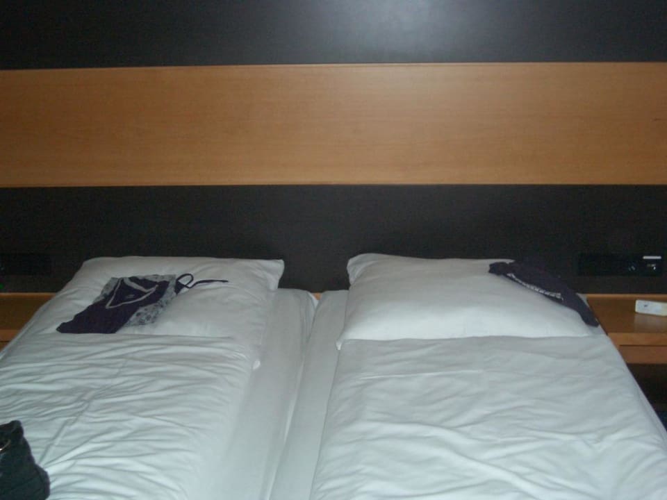 Bequeme Betten in renoviertem Zimmer Hotel Der Achtermann