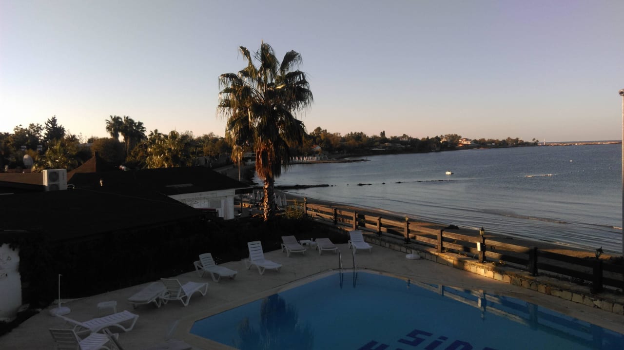 Blick vom Zimmer auf Pool und Strand Hotel Side Beach Club
