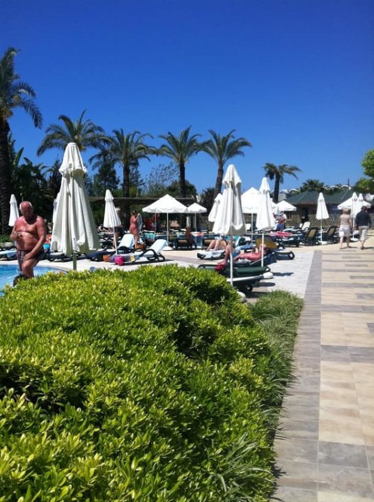 Der Weg außen an den Pools entlang Sunis Kumköy Beach Resort Hotel & Spa