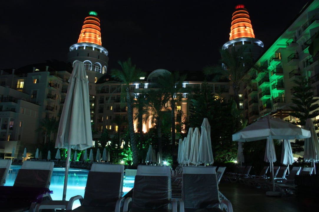 Отель ночью Hotel Delphin Diva