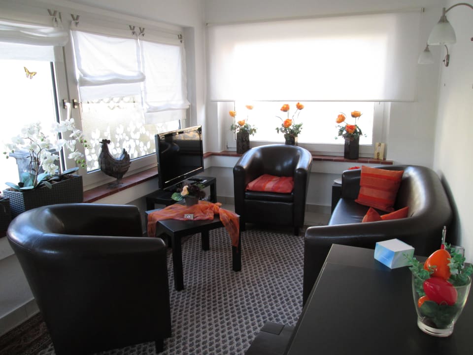 Sitzecke mit TV + Schreibtisch Annettes Rosengarten Ferienwohnung