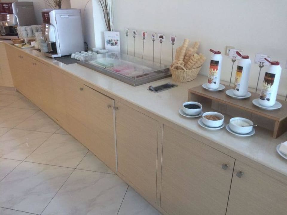 Mittagsbuffet Asterias Beach Resort