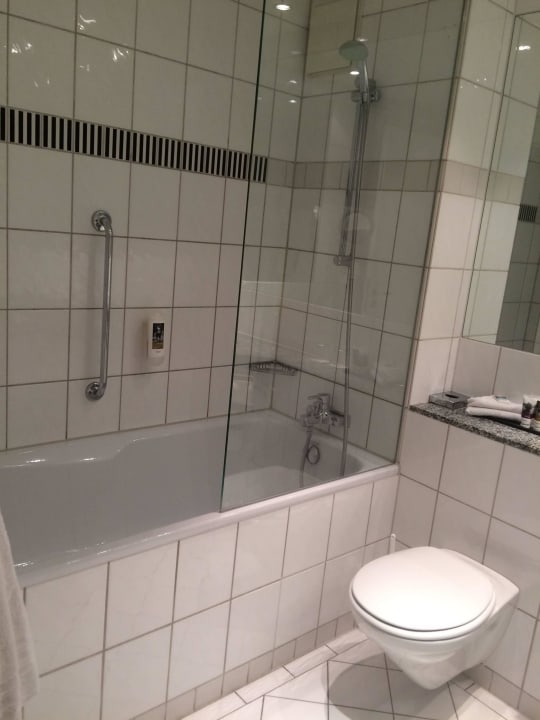 Sehr hoher Einstieg in die Wanne-Dusche Mercure Hotel Bochum City