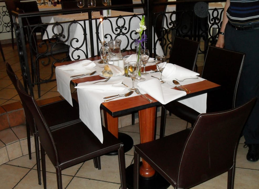 Schön gedeckter Abendessen-Tisch Scandic Wrocław