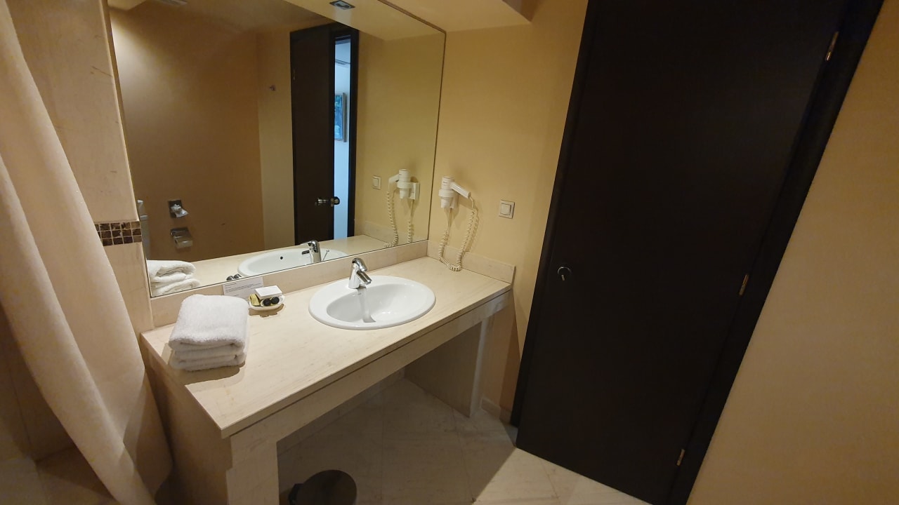 Zimmer Davitel - The Tobacco Hotel