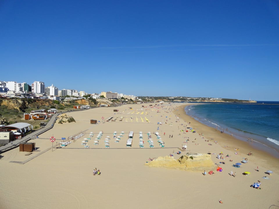Strand von Praia da Rocha aus gesehen NH Marina Portimão Resort