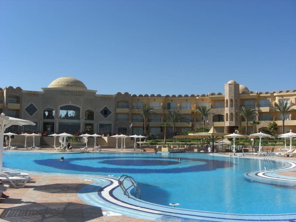 Ausblick auf Pool und Rezeption (Kuppel) Utopia Beach Club