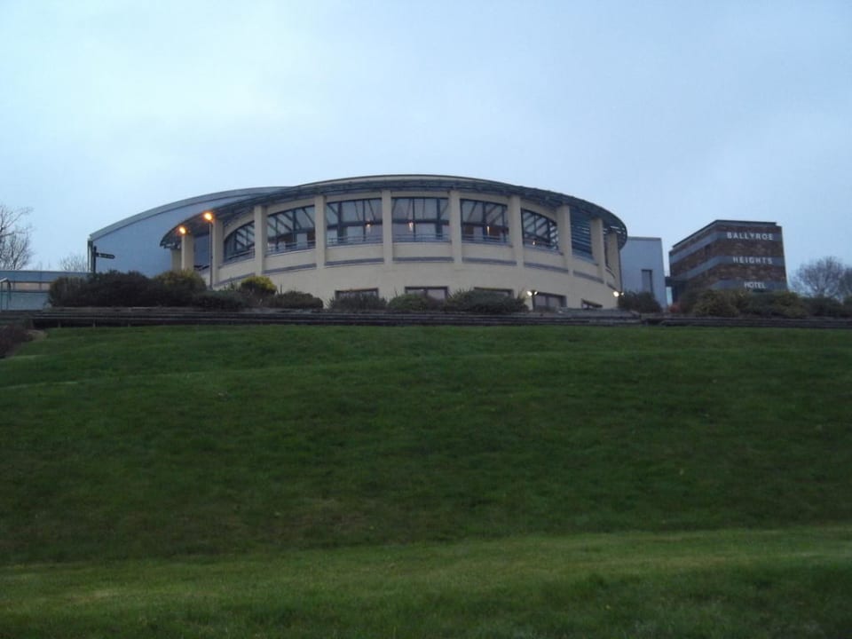 Hauptgebäude vom Parkplatz aus! Hotel Ballyroe Heights