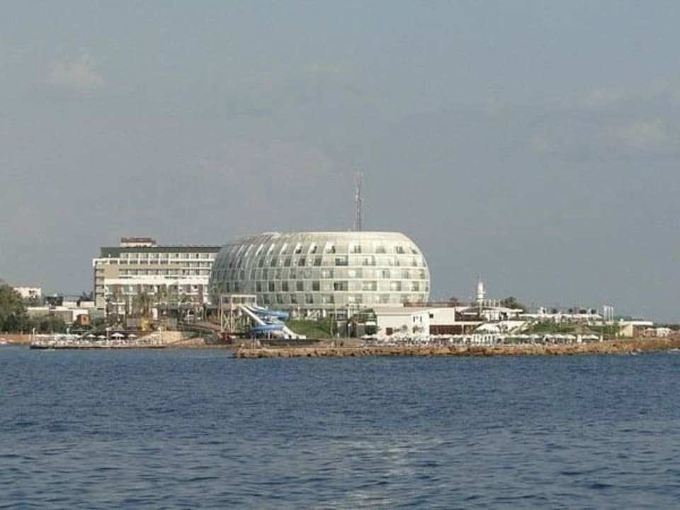 Вид на отель со стороны моря Gold Island Selected