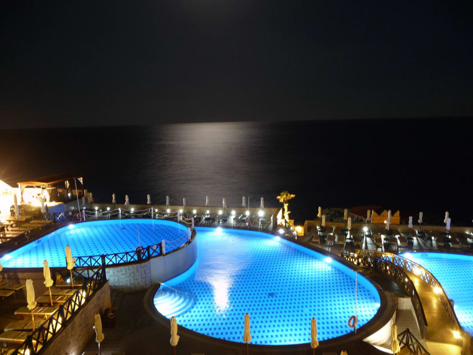 Blick auf den Pool von unserem Zimmer am Abend Hotel Kalithea Horizon Royal