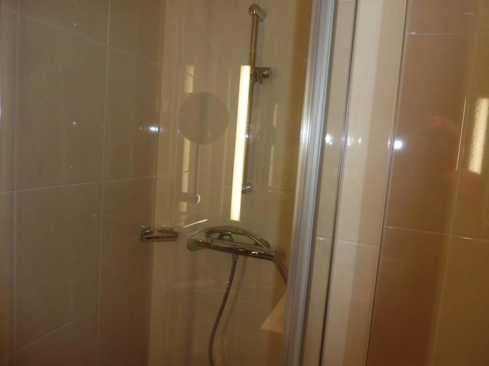 Bad mit Dusche IntercityHotel Berlin Hauptbahnhof