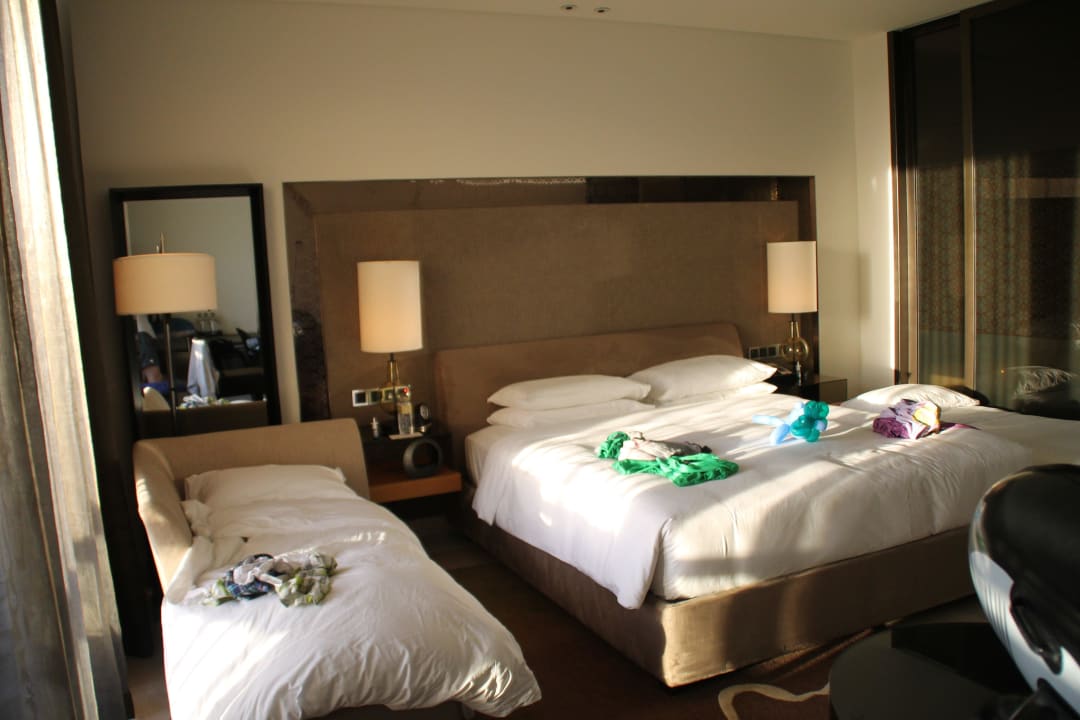 Großes Bett mit Couch (links) und Zustellbett Park Hyatt Abu Dhabi Hotel and Villas
