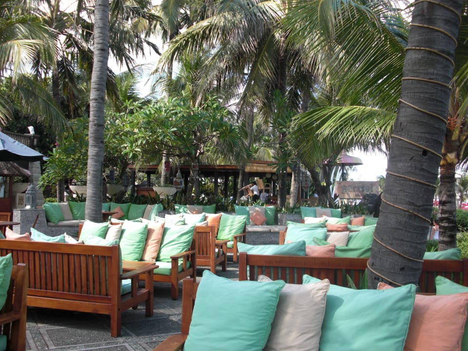 Sitzgelegenheit an der Poolbar Bali Mandira Beach Resort & Spa