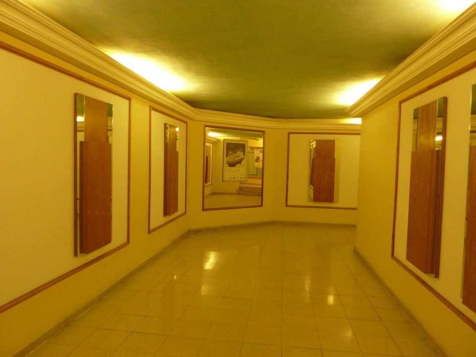 Weg zur Garage Crowne Plaza ® Hamburg - City Alster